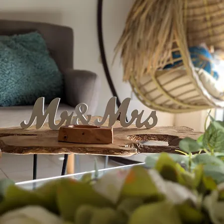 Arting Sea-a Dog Friendly House