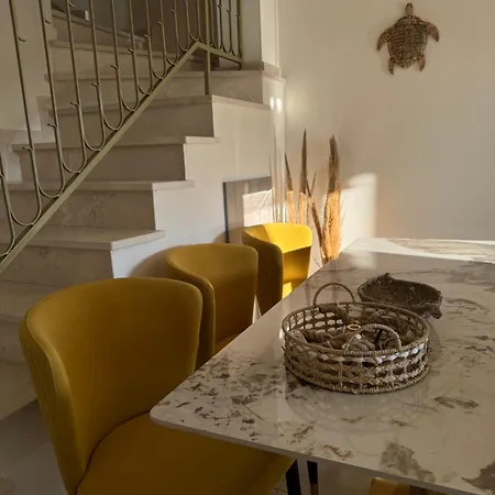 Arting Sea-a Dog Friendly House