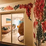 Arting Sea-a Dog Friendly House
