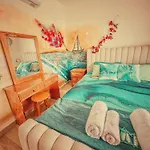Arting Sea-a Dog Friendly House