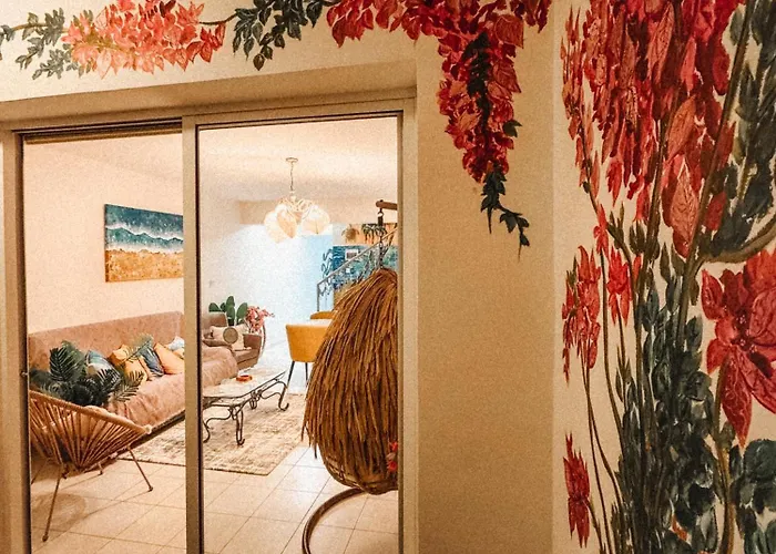 Arting Sea-a Dog Friendly House