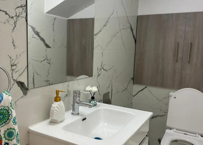 Arting Sea-a Dog Friendly House