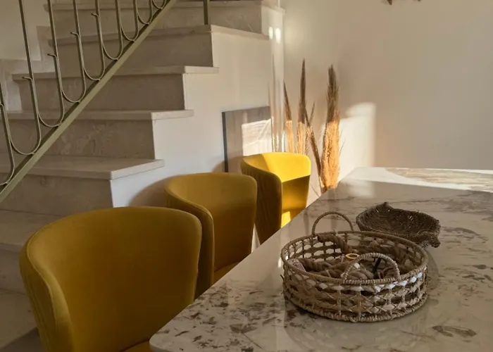 Arting Sea-a Dog Friendly House